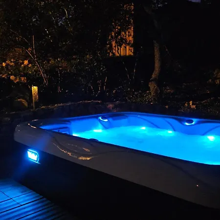 Aparthotel Roulotte Esmeralda Avec Jacuzzi Baron (Gard)